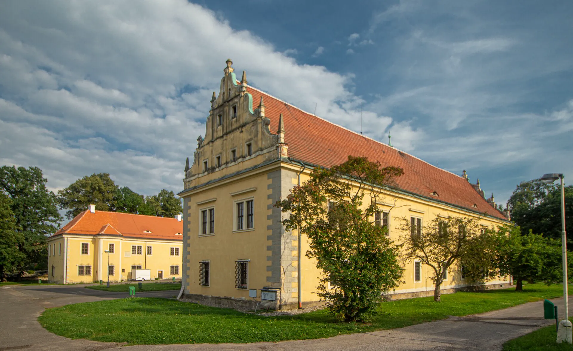 Renesanční křídlo zámku se stupňovitým štítem
