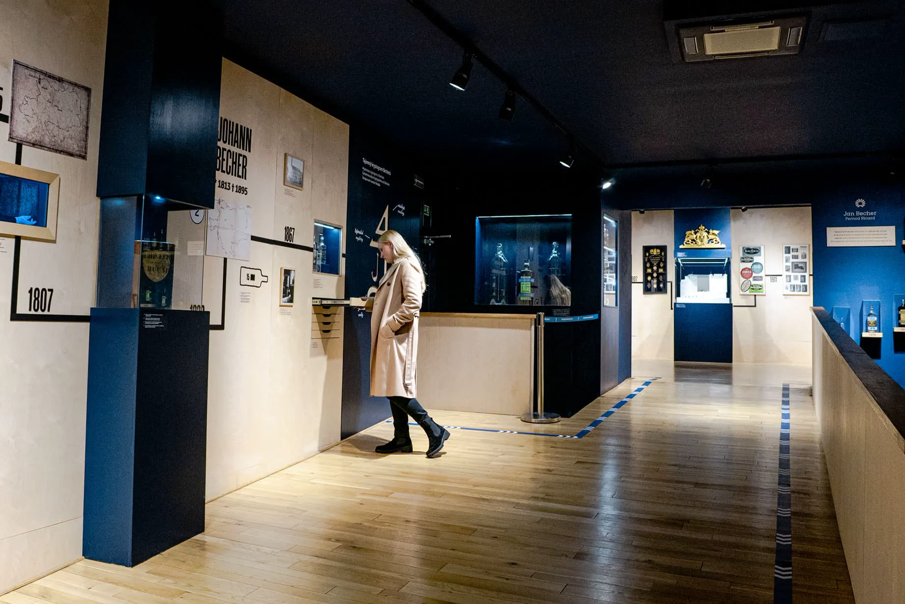 Interiér expozice s časovou osou historie značky Becherovka