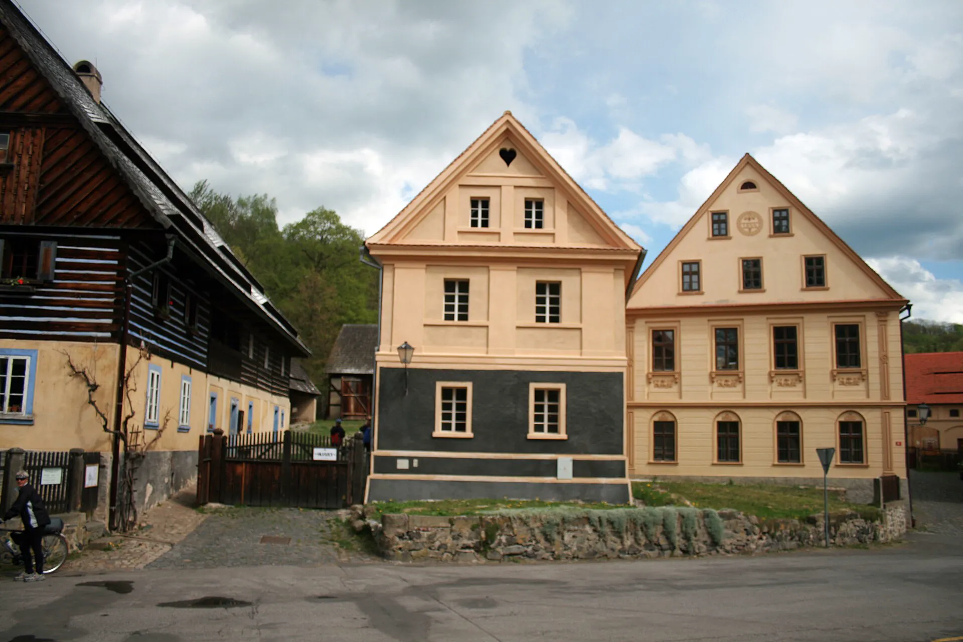 Dvojice zdobených barokních domů na okraji vesnice