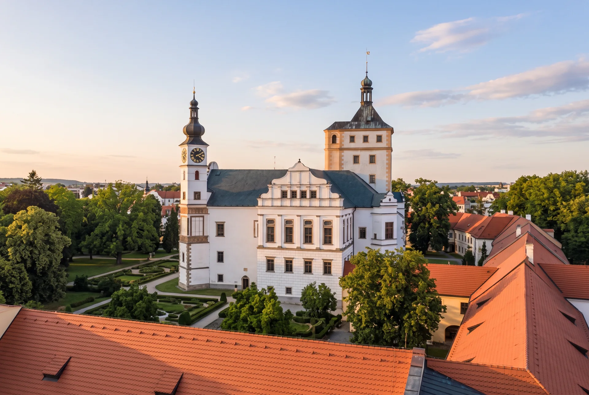 Pardubický zámek s věží nad střechami města