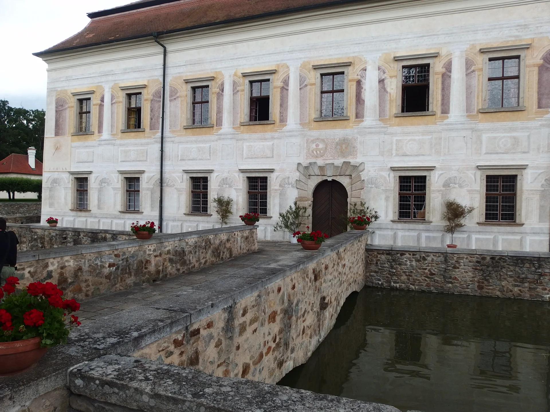 Renesanční portál a sgrafitová výzdoba průčelí vily zblízka