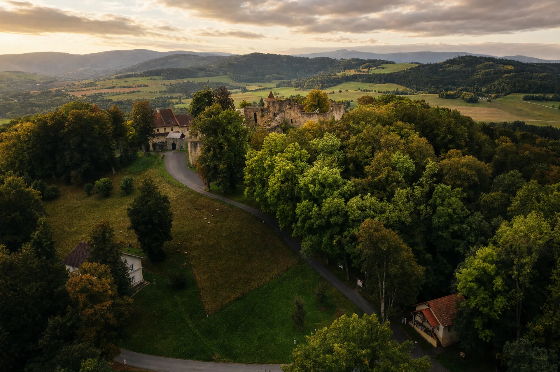 Letecký pohled na hrad a zámek Klenová v podzimní krajině Pošumaví
