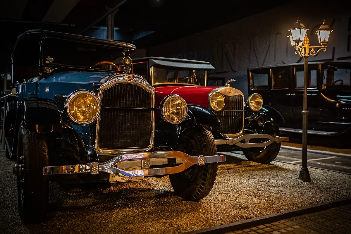 Sál Manhattan s nočním panoramatem a značkami Chevrolet a Cadillac