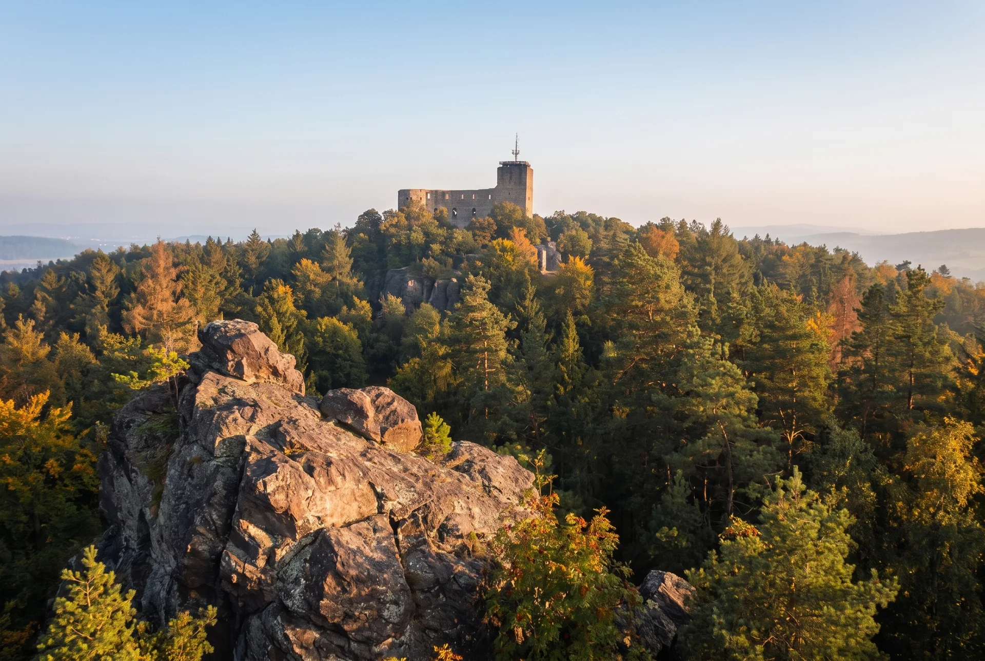 Zřícenina hradu Radyně na zalesněném vrchu nad Starým Plzencem