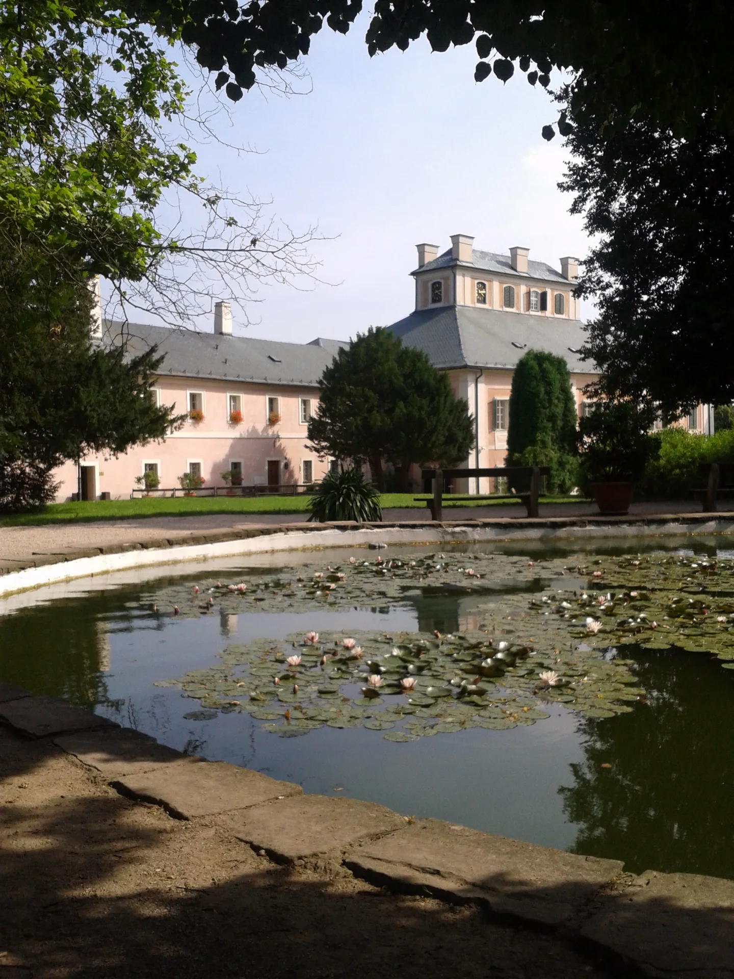 Pohled na zámek přes zámecký rybníček s lekníny