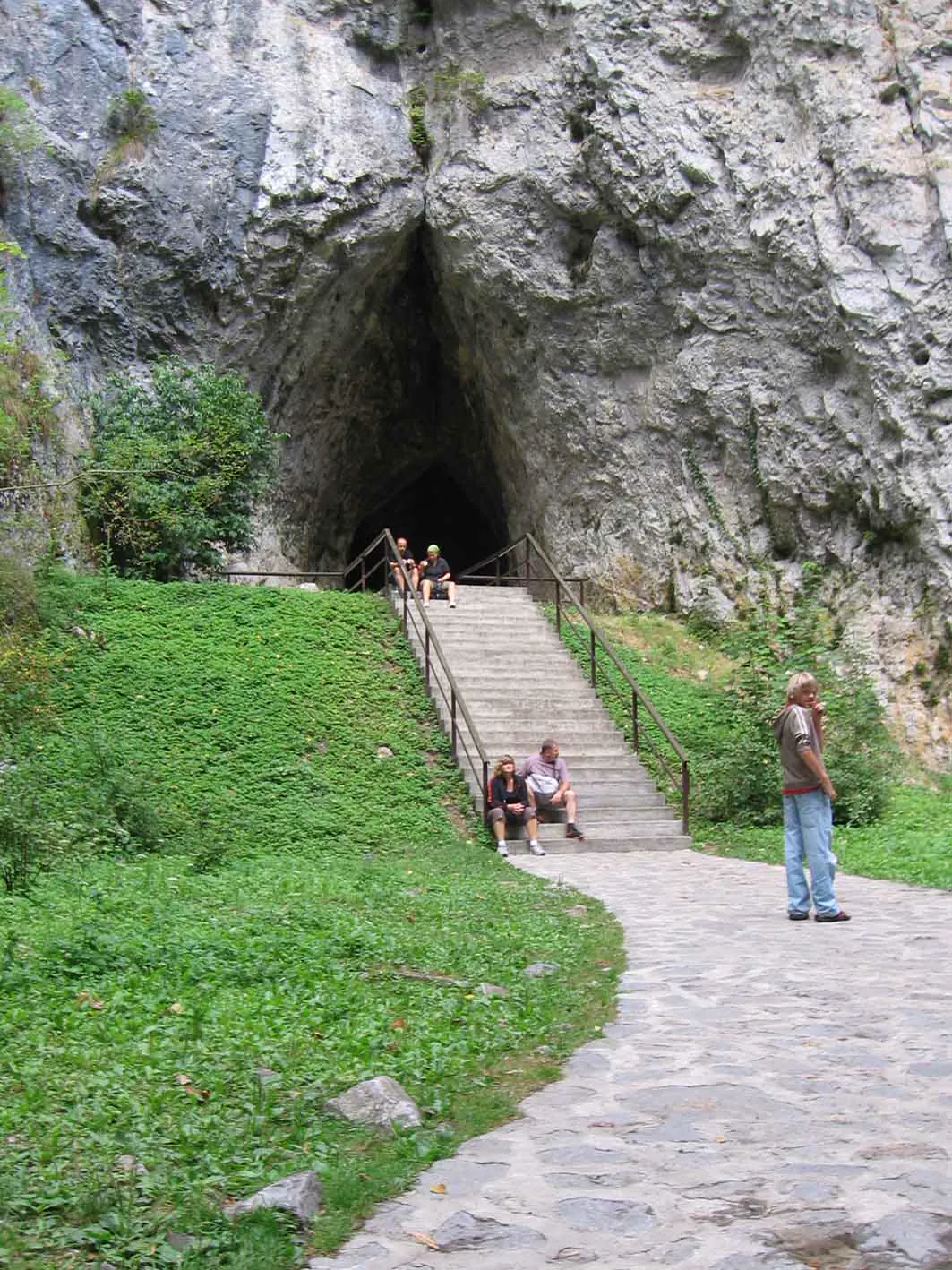 Vchod do Kateřinské jeskyně ve skalní stěně se schodištěm