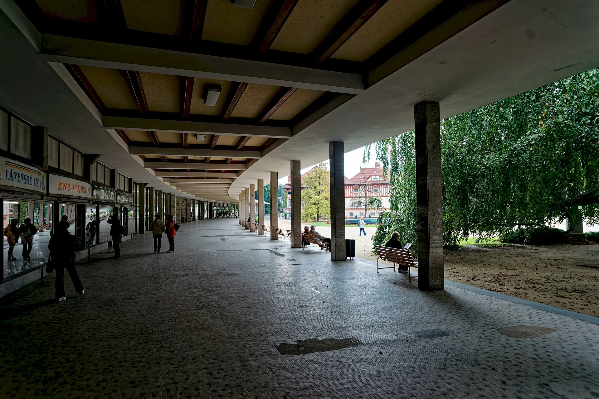 Krytá kolonáda s dřevěným stropem a řadou lázeňských obchodů