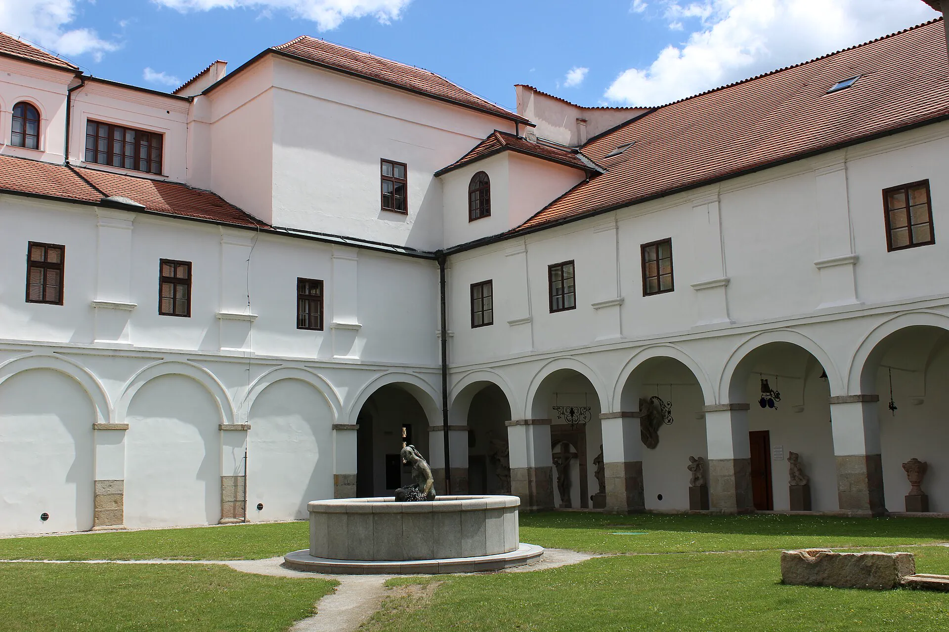 Arkádové nádvoří jezuitského semináře s kašnou