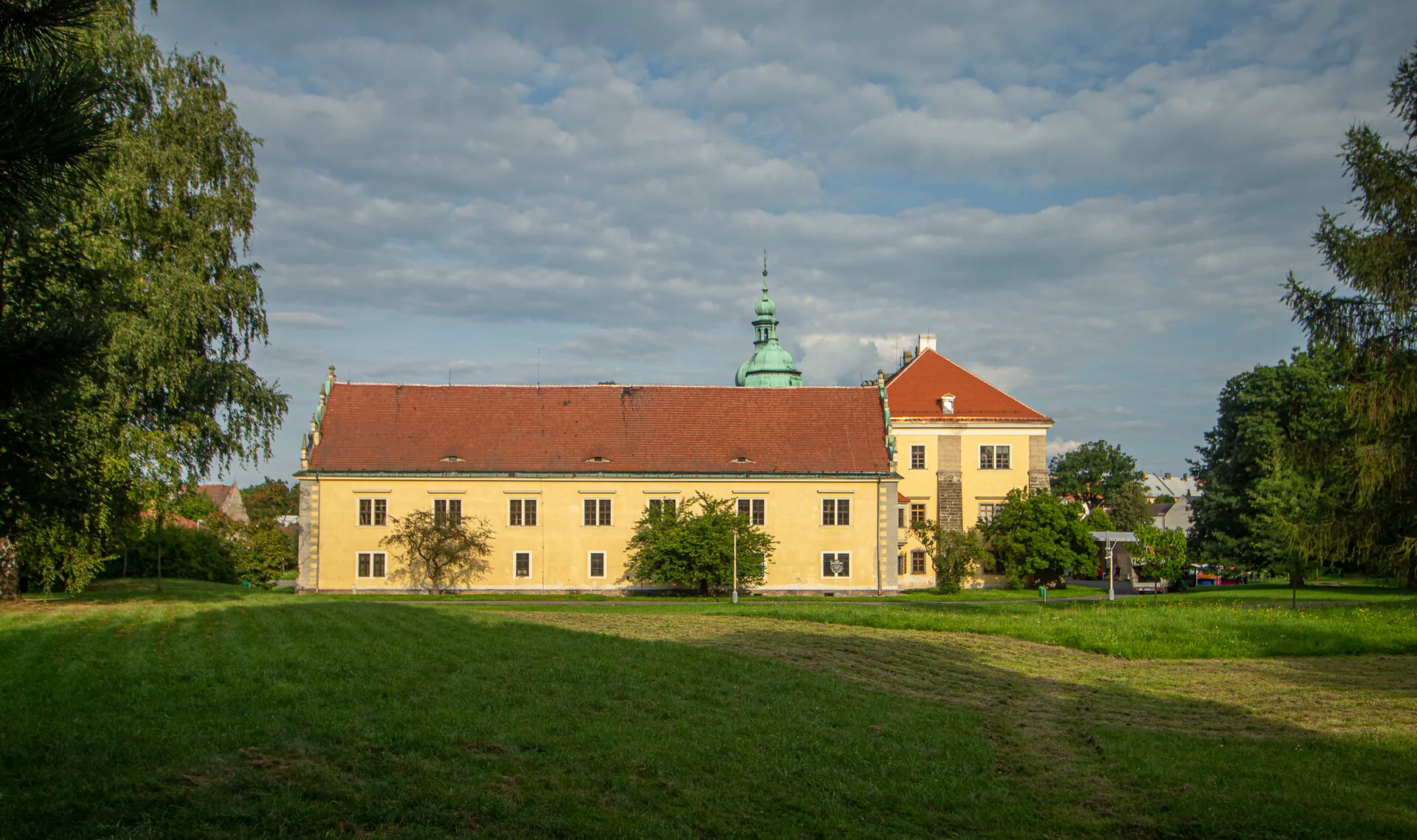 Pohled na zámek přes travnatý zámecký park