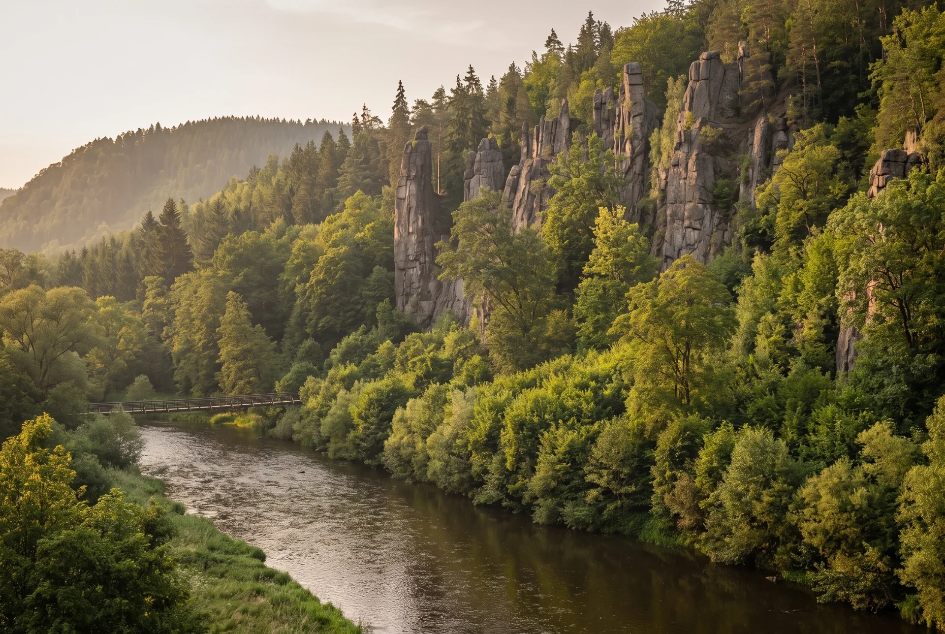 Žulové skalní věže Svatošských skal nad meandrem řeky Ohře