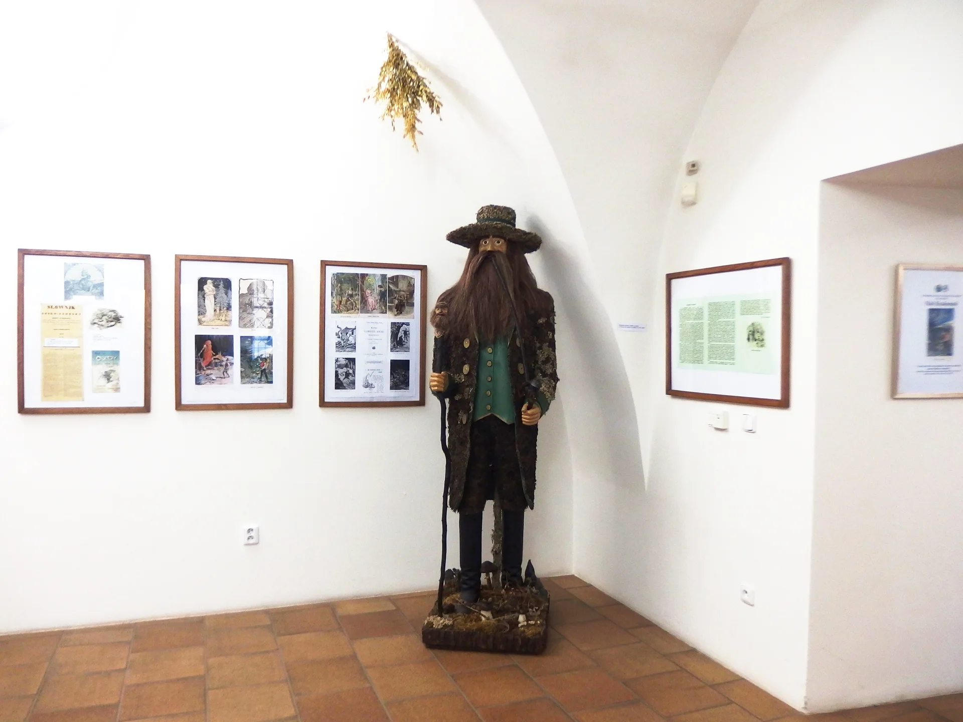 Dřevěná socha Krakonoše v expozici Krkonošského muzea