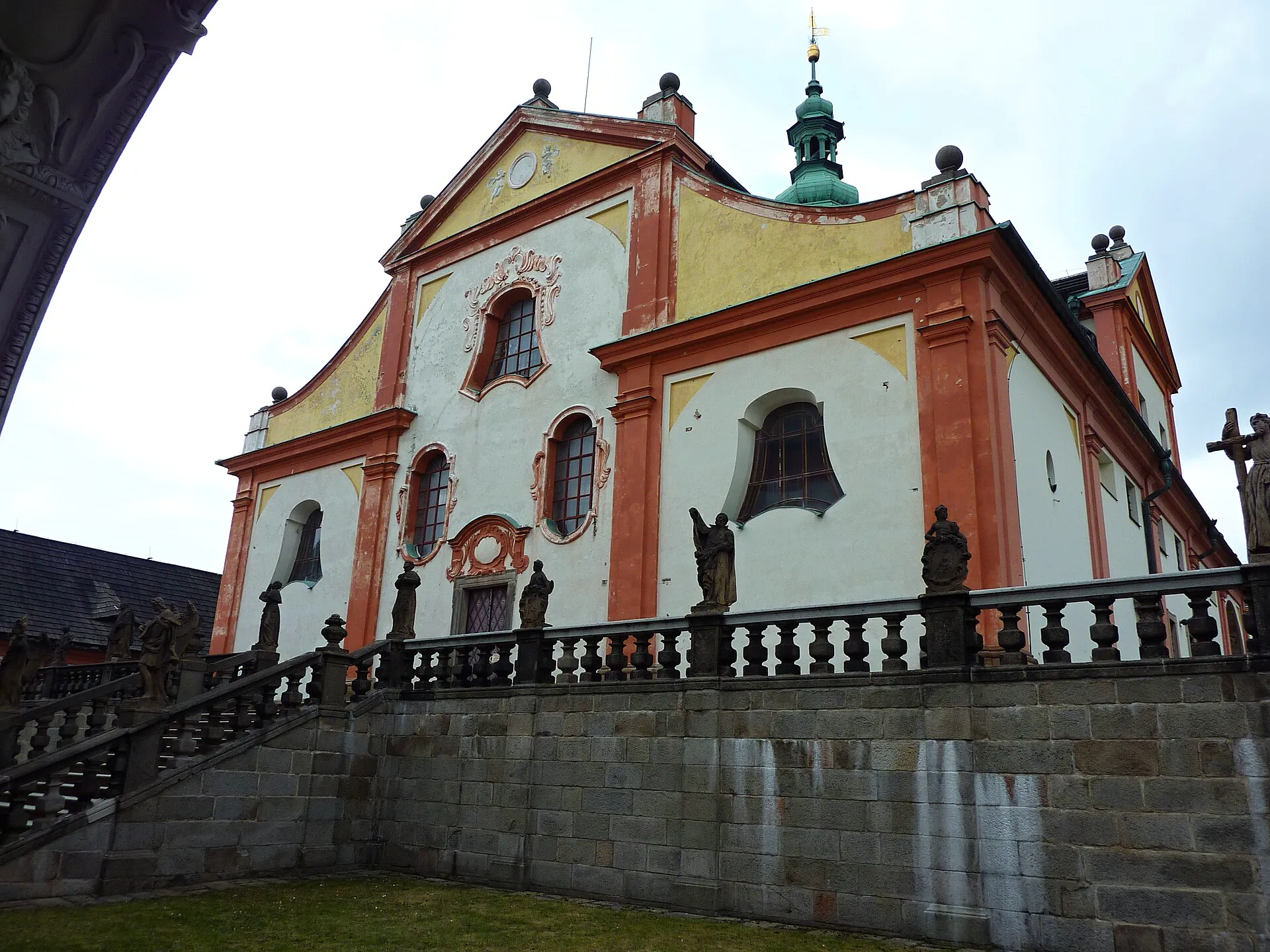 Průčelí baziliky Nanebevzetí Panny Marie se schodištěm a sochami