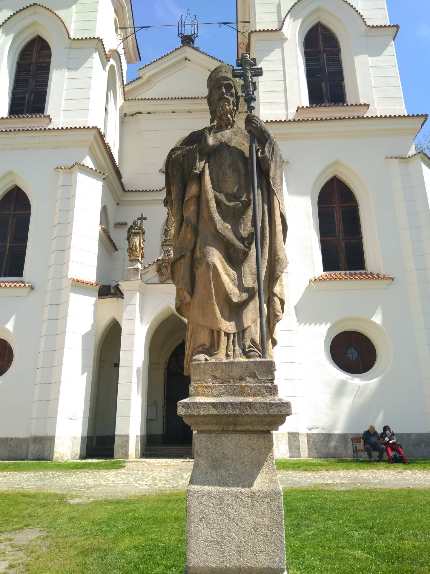 Socha svatého Metoděje před průčelím kostela