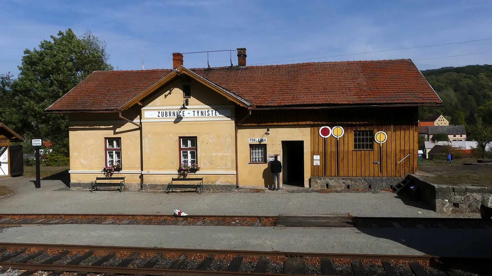 Historická nádražní budova Zubrnice Týniště s dřevěným obkladem a lavičkami