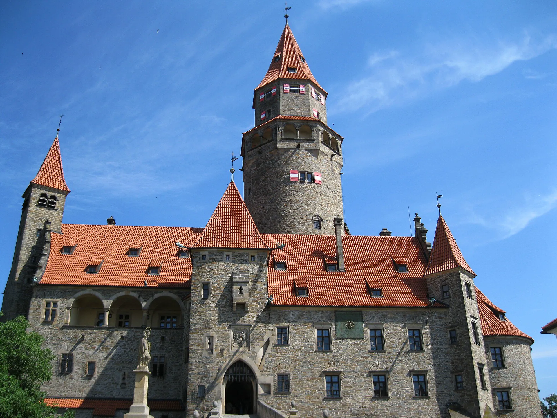 Čelní pohled na hlavní věž hlásku a kamenné průčelí hradu