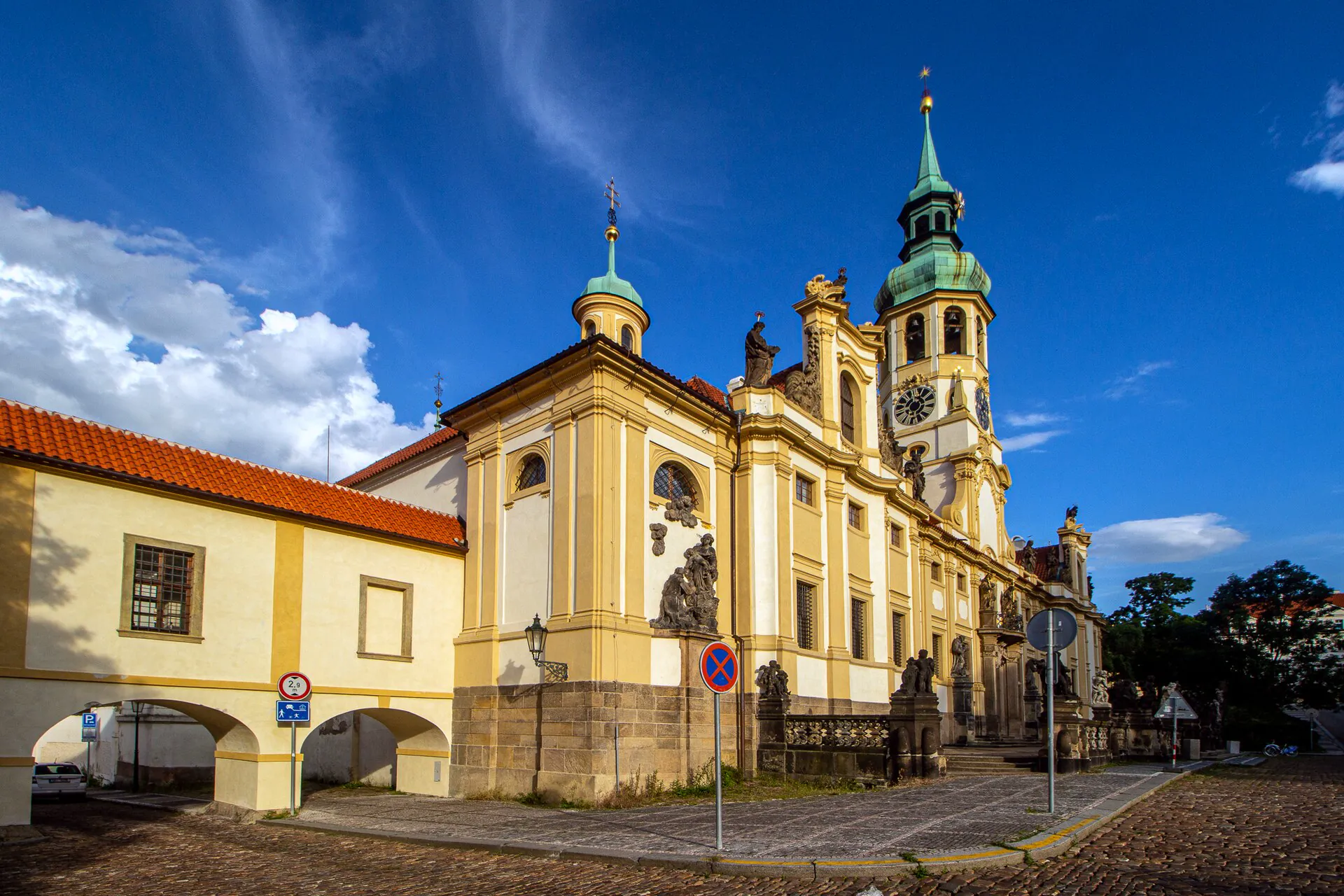Boční pohled na Loretu z ulice s pouličními lampami