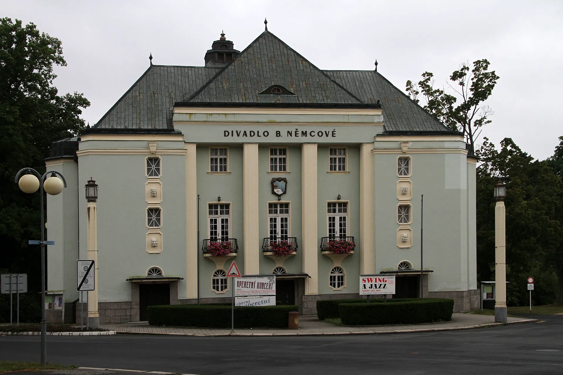 Divadlo Boženy Němcové z ulice s pohledem na věžičku a balkony