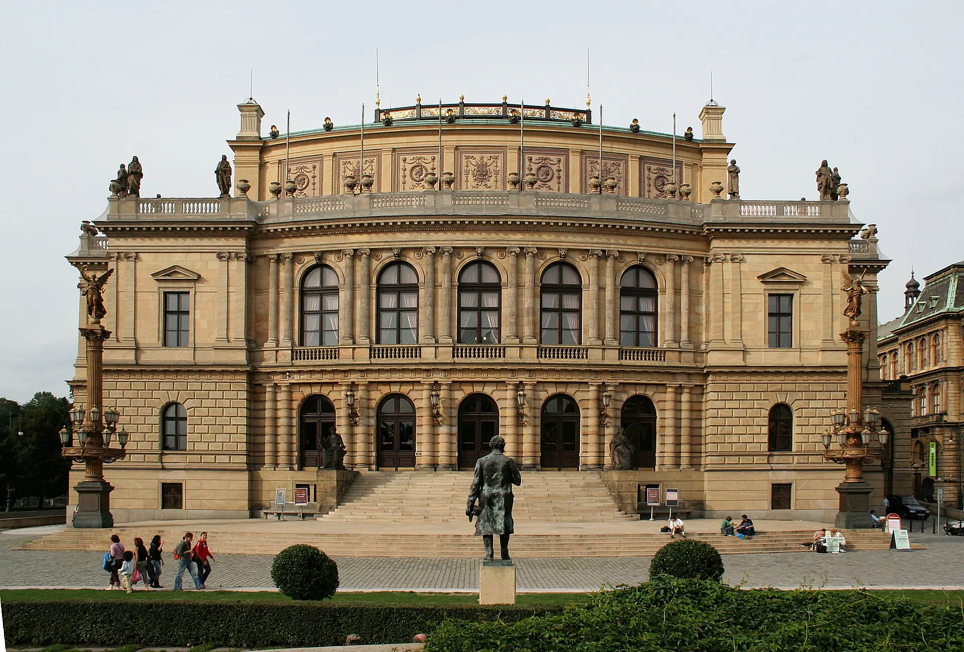 Novorenesanční průčelí Rudolfina se sochou před hlavním vstupem
