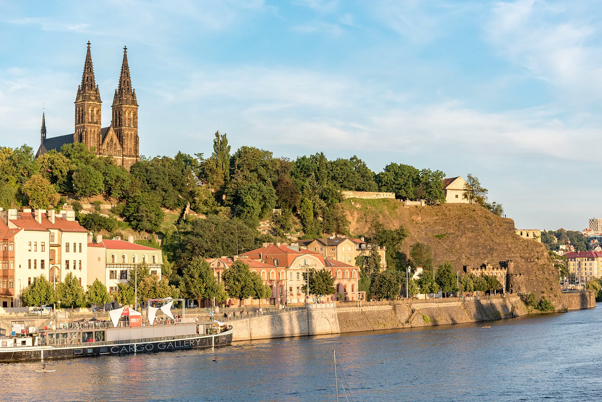 Celkový pohled na Vyšehrad od Vltavy s věžemi baziliky svatého Petra a Pavla
