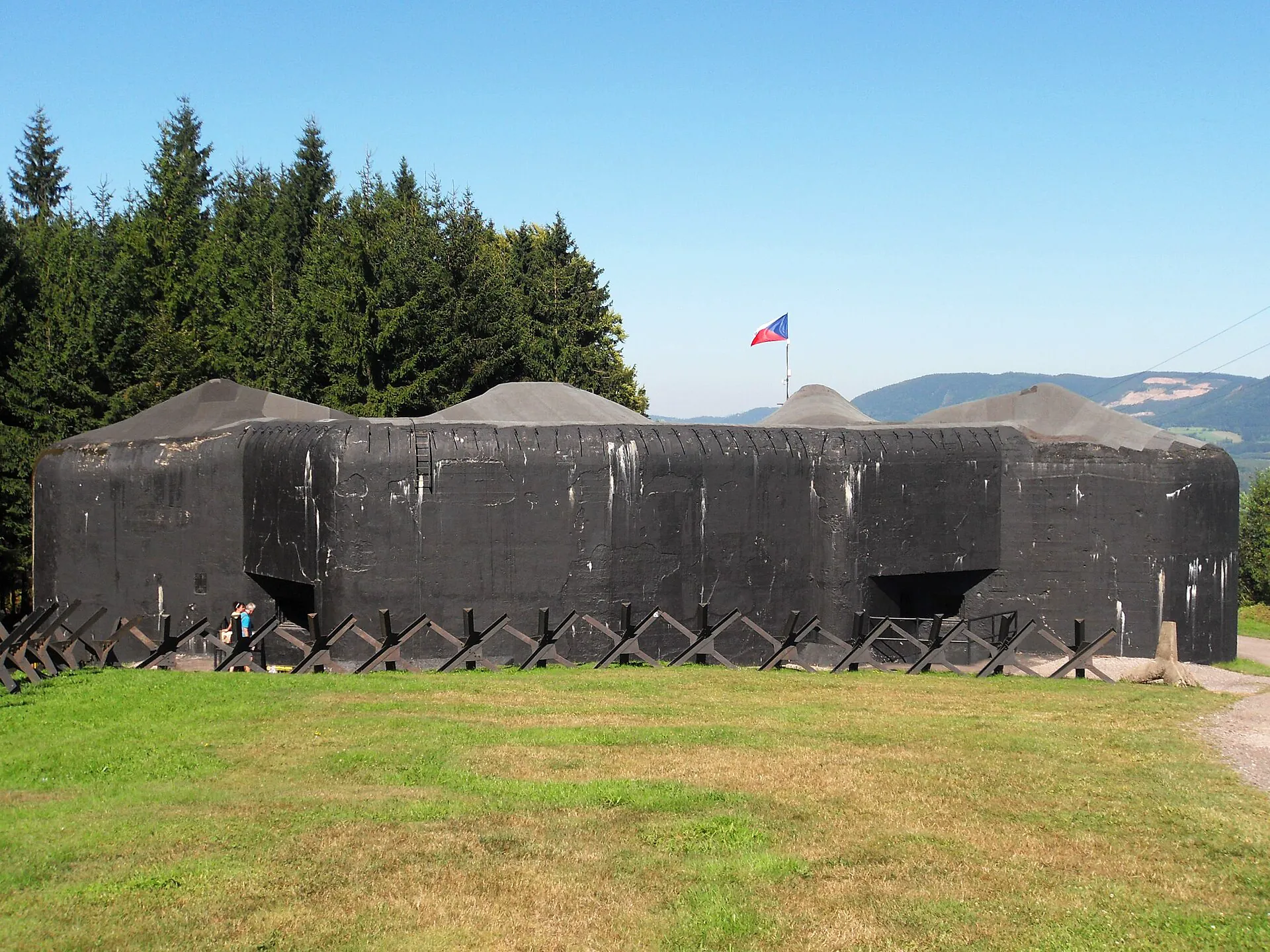 Čelní pohled na pěchotní srub T-S 73 s českou vlajkou
