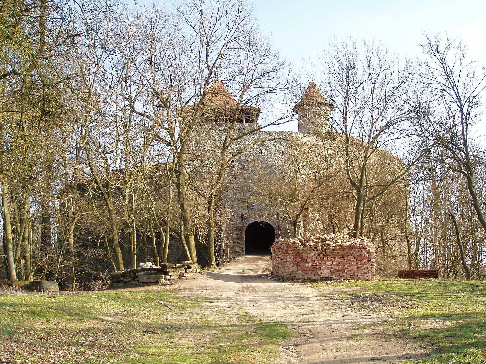 Přístupová cesta ke vstupní bráně hradu s věžemi