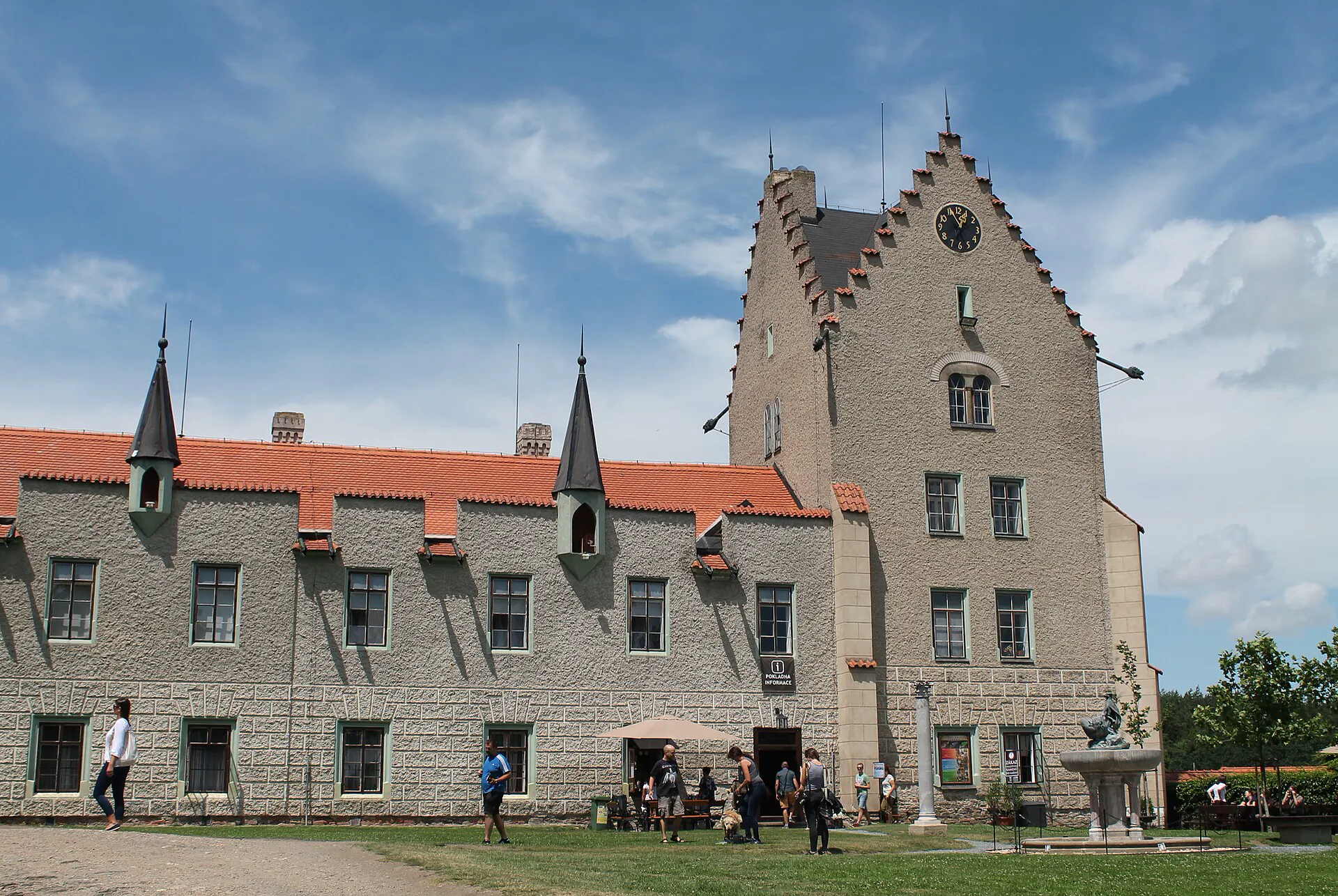 Předzámčí s vlajkami a schodištěm k hlavní budově