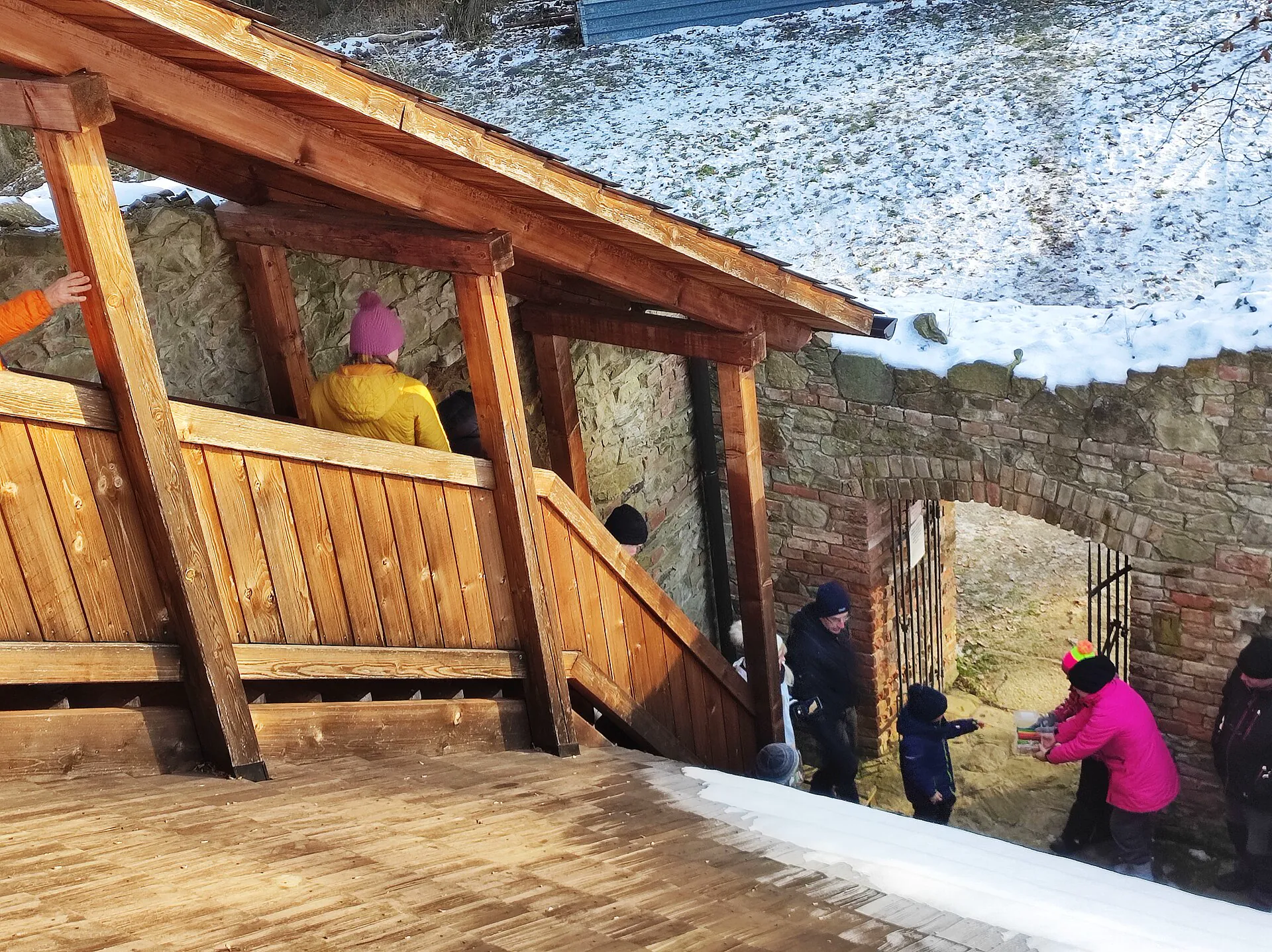 Dřevěné schodiště vedoucí na vyhlídkovou plošinu