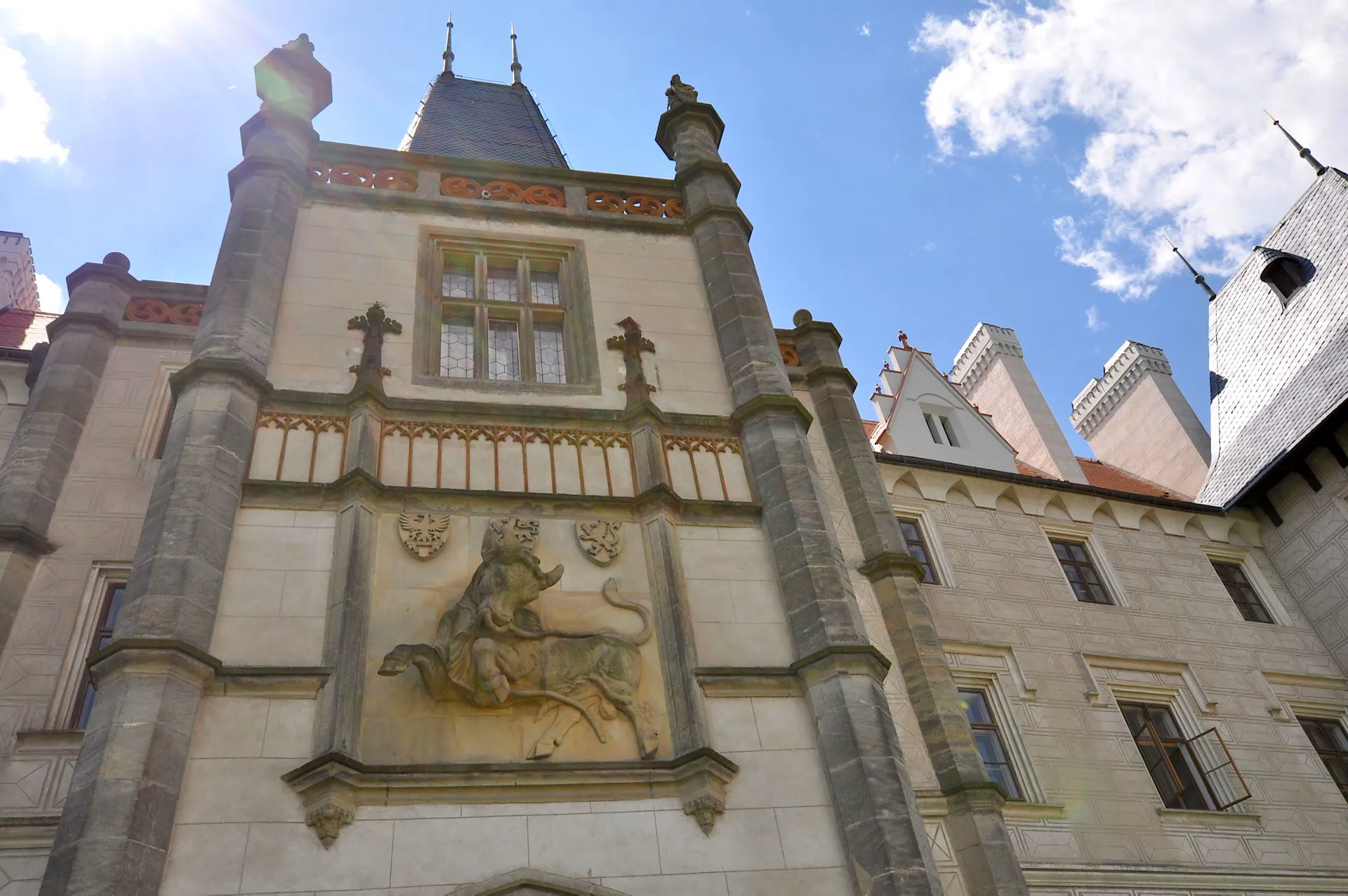 Detail figurálního reliéfu s bájným zvířetem na štítu zámku