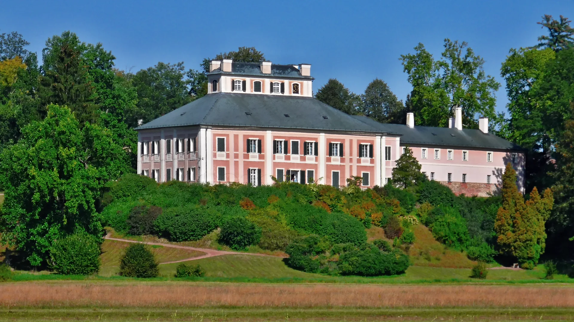 Zámek Ratibořice nad svahem podzimního parku