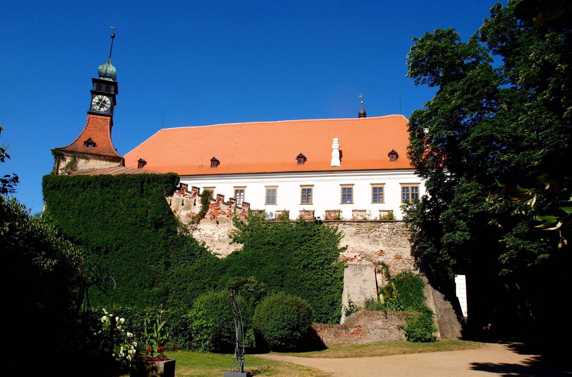 Zámek Náměšť nad Oslavou nad zámeckou zahradou