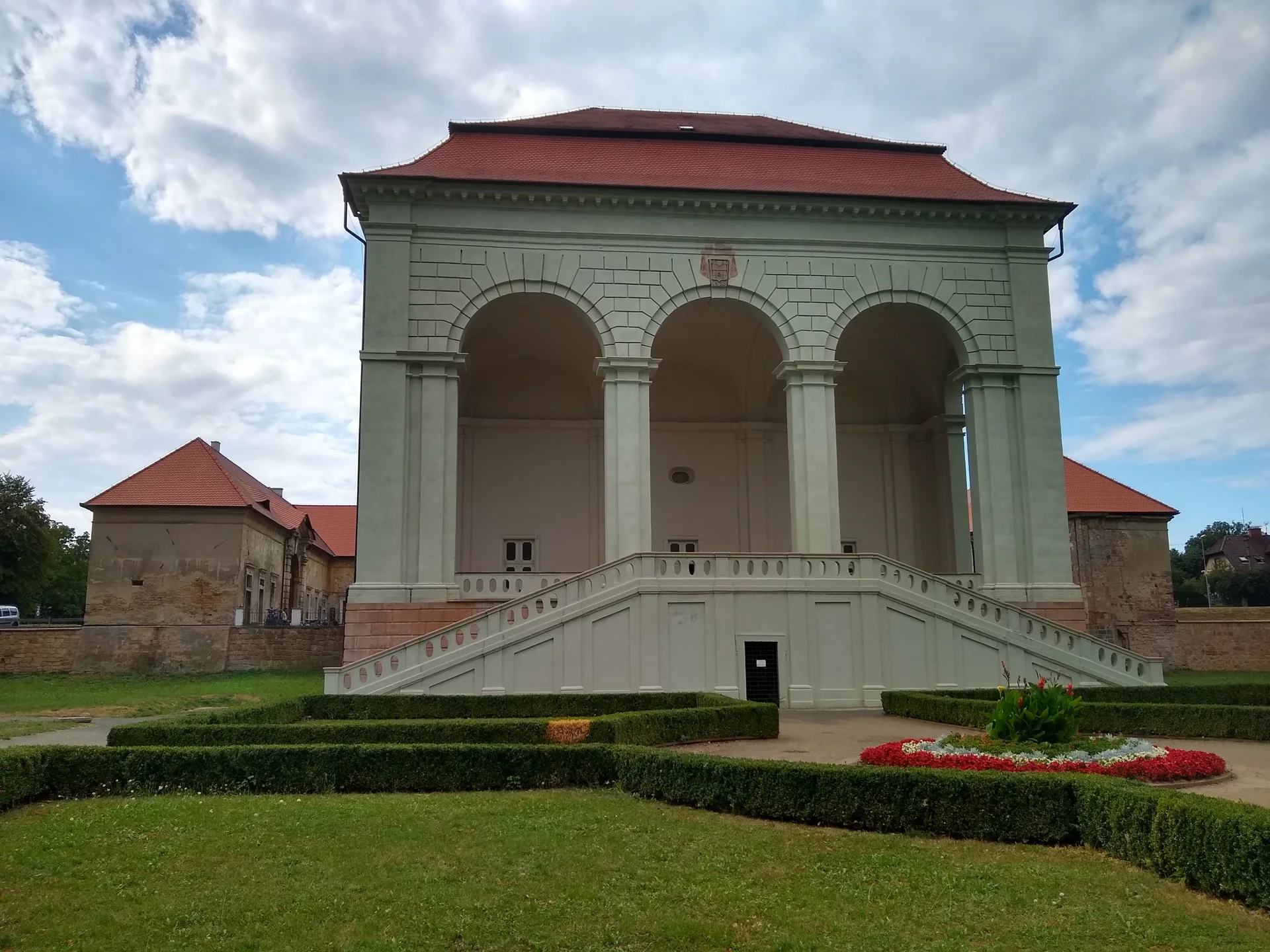 Čelní pohled na Valdštejnskou lodžii s arkádou a dvouramenným schodištěm v parku