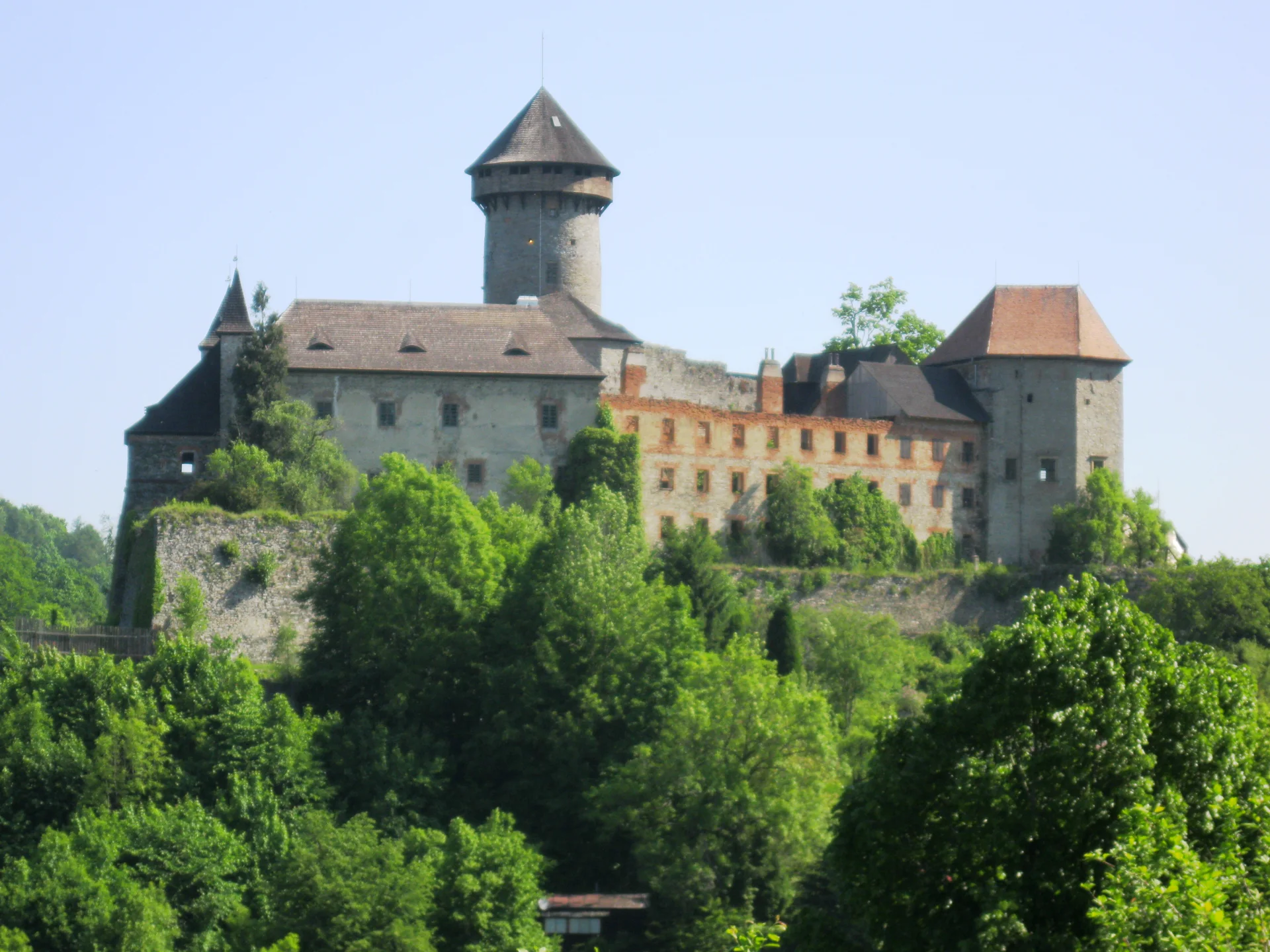 Hrad Sovinec nad zalesněným svahem