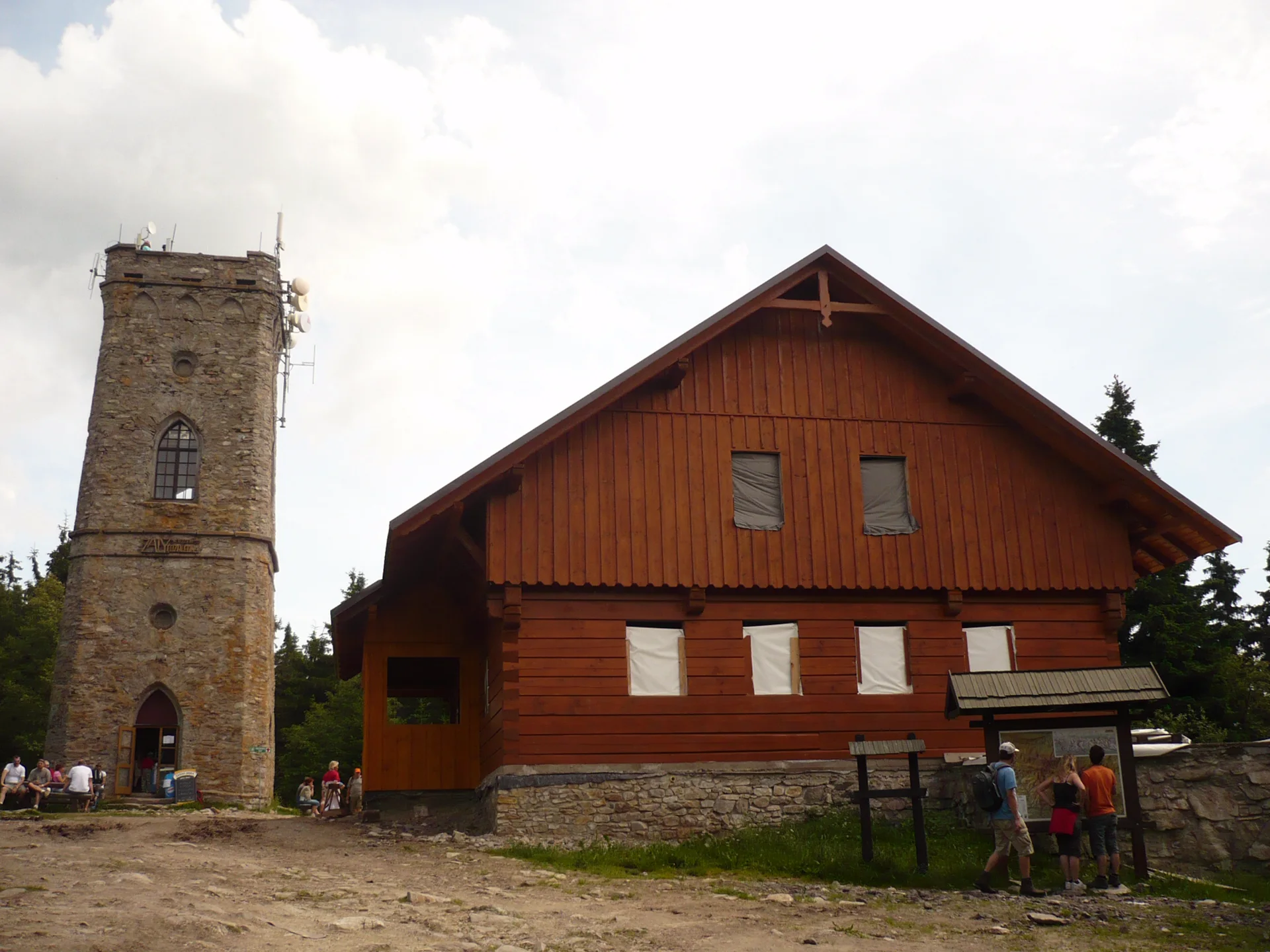 Kamenná rozhledna Žalý vedle dřevěné horské boudy