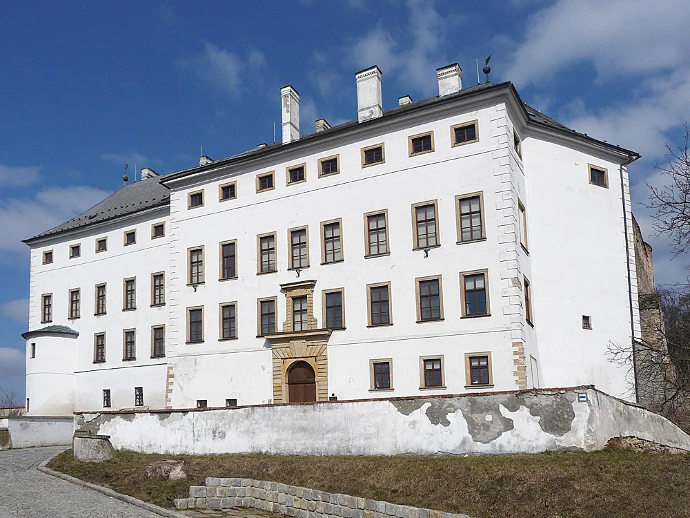 Barokní průčelí zámku s kamenným portálem