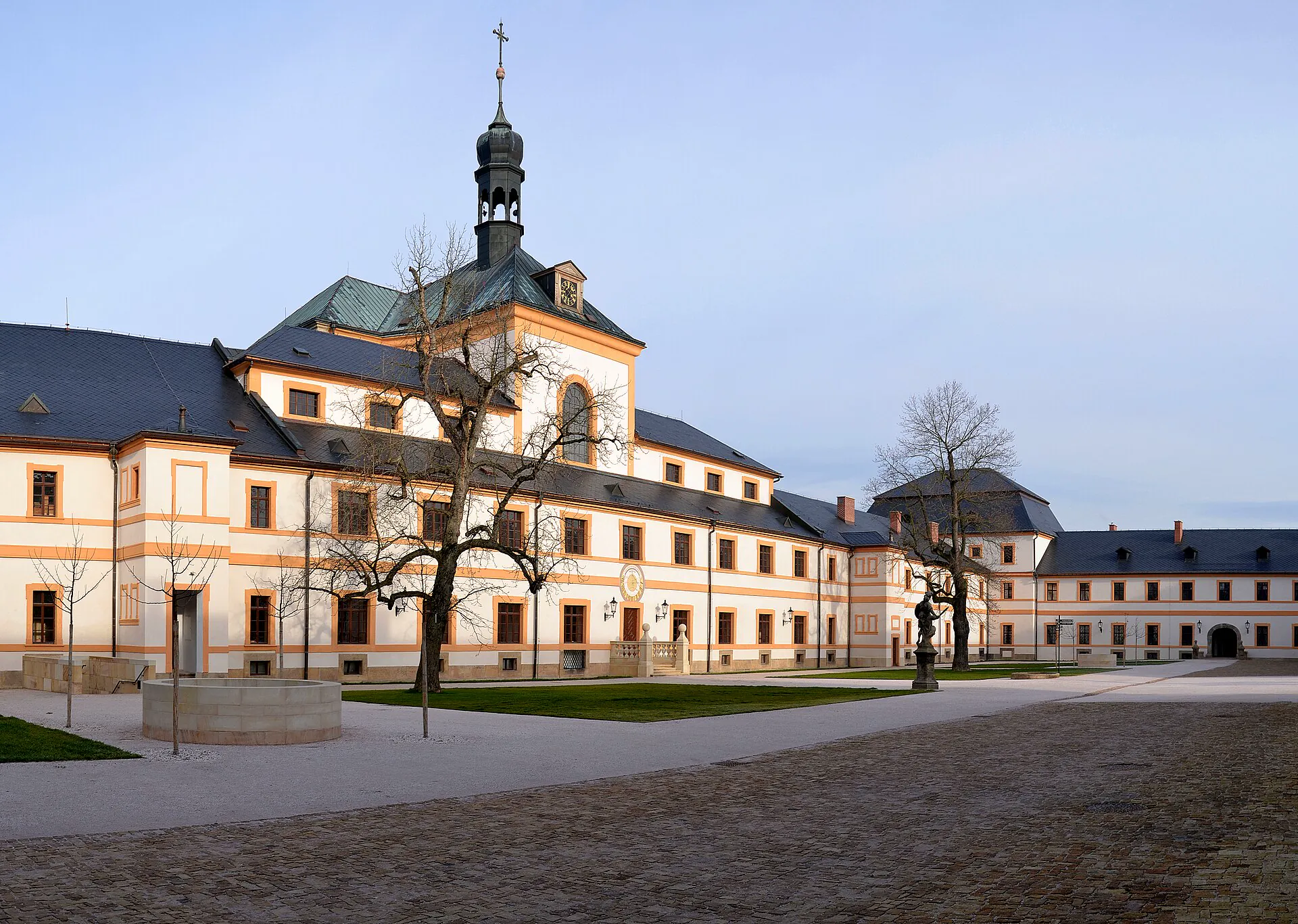 Průčelí hospitálu Kuks s kostelem Nejsvětější Trojice