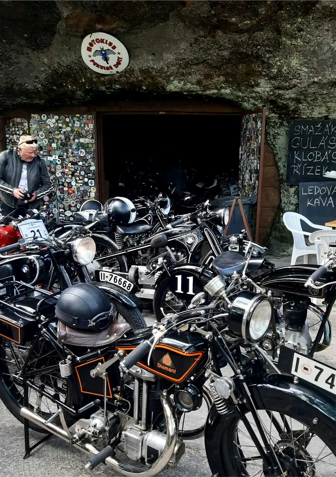 Historické motorky zaparkované před vjezdem do podzemí