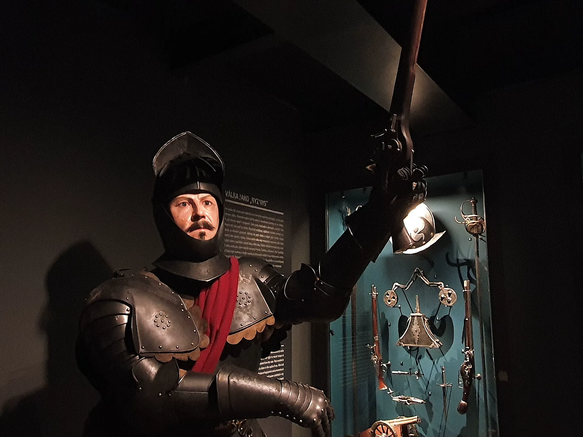 Figurína rytíře v plné zbroji v historické expozici