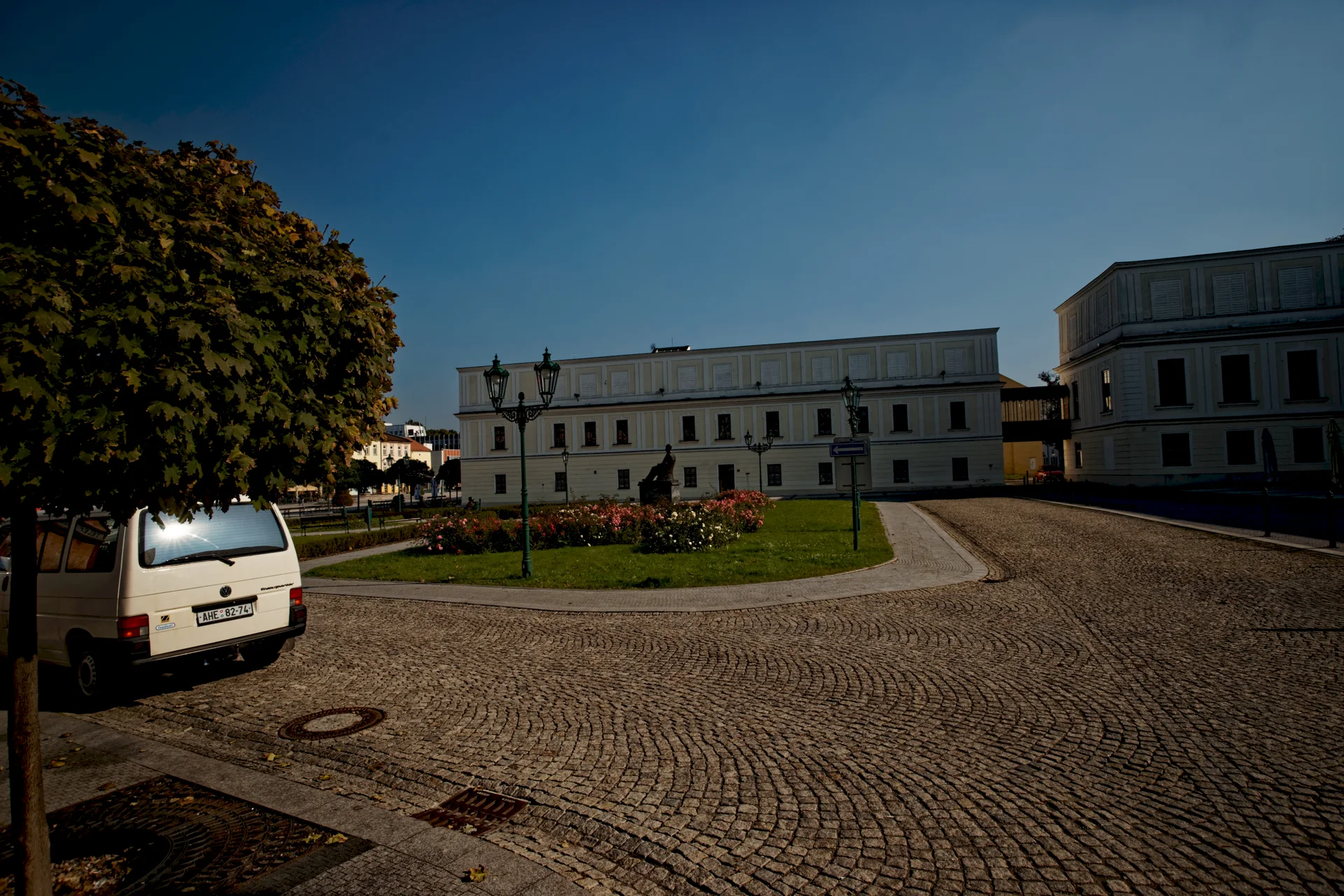 Zámek Fryštát z Masarykova náměstí v Karviné, dlouhé klasicistní průčelí a květinový záhon