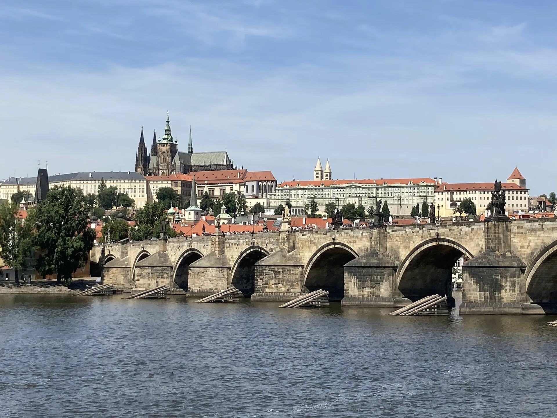 Karlův most přes Vltavu s Pražským hradem v pozadí