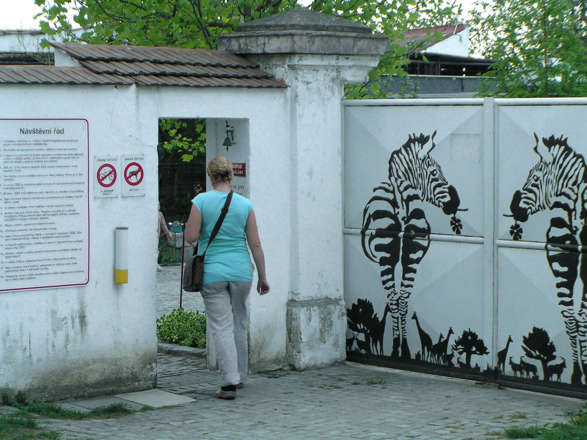 Vstupní brána zoo Chleby s malovanými zvířaty