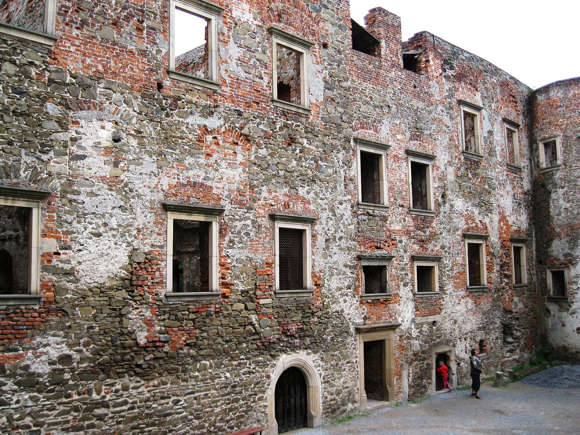 Kamenné průčelí obnoveného renesančního paláce na nádvoří
