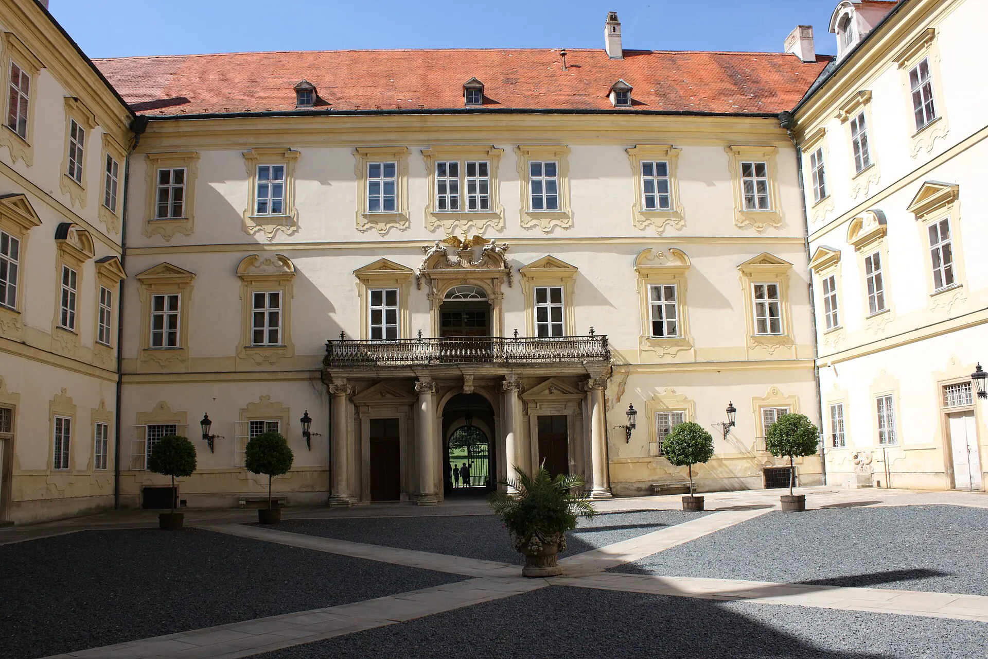 Nádvoří zámku s hlavním vstupním portálem