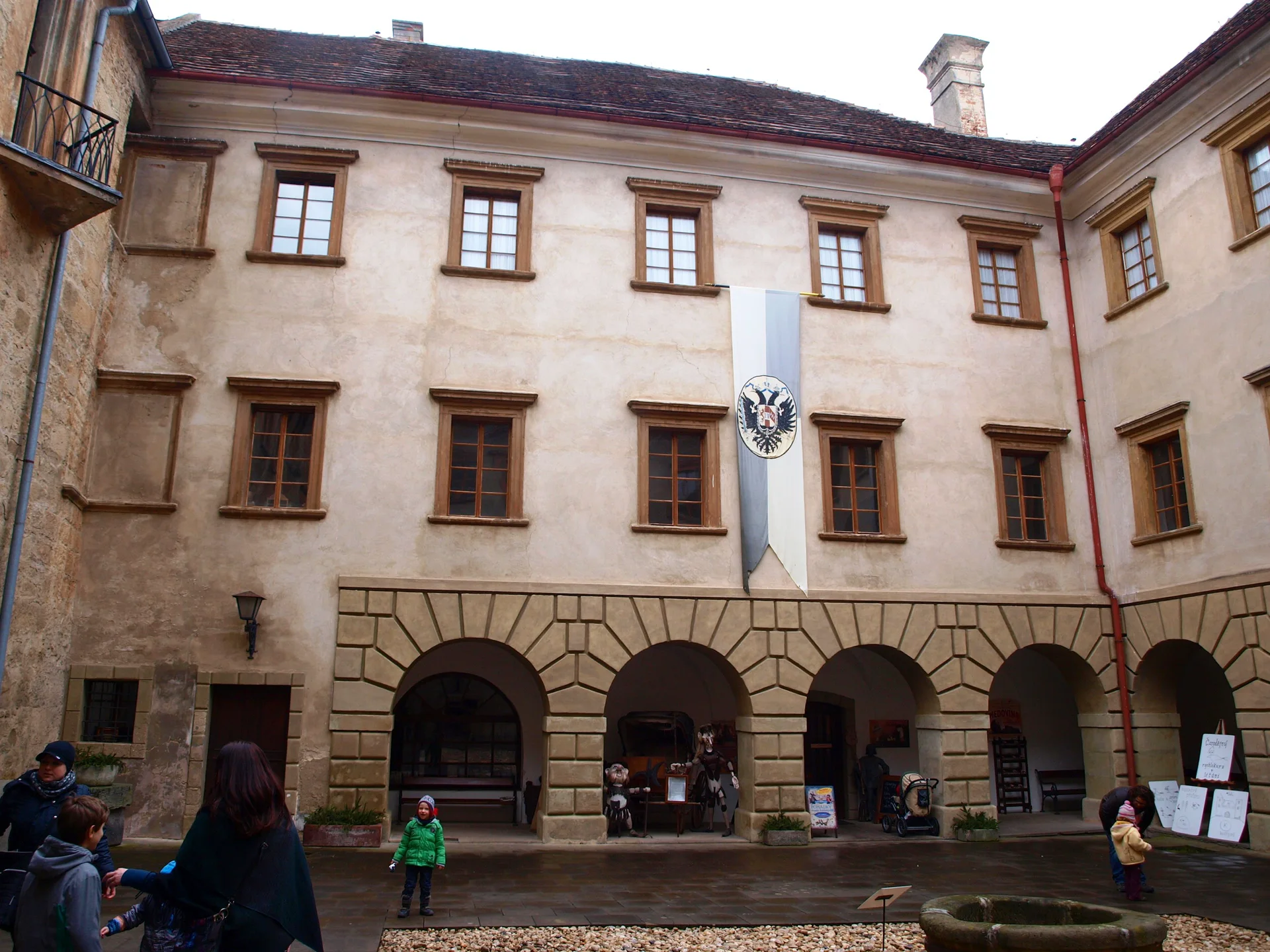 Nádvoří zámku s arkádami a kašnou