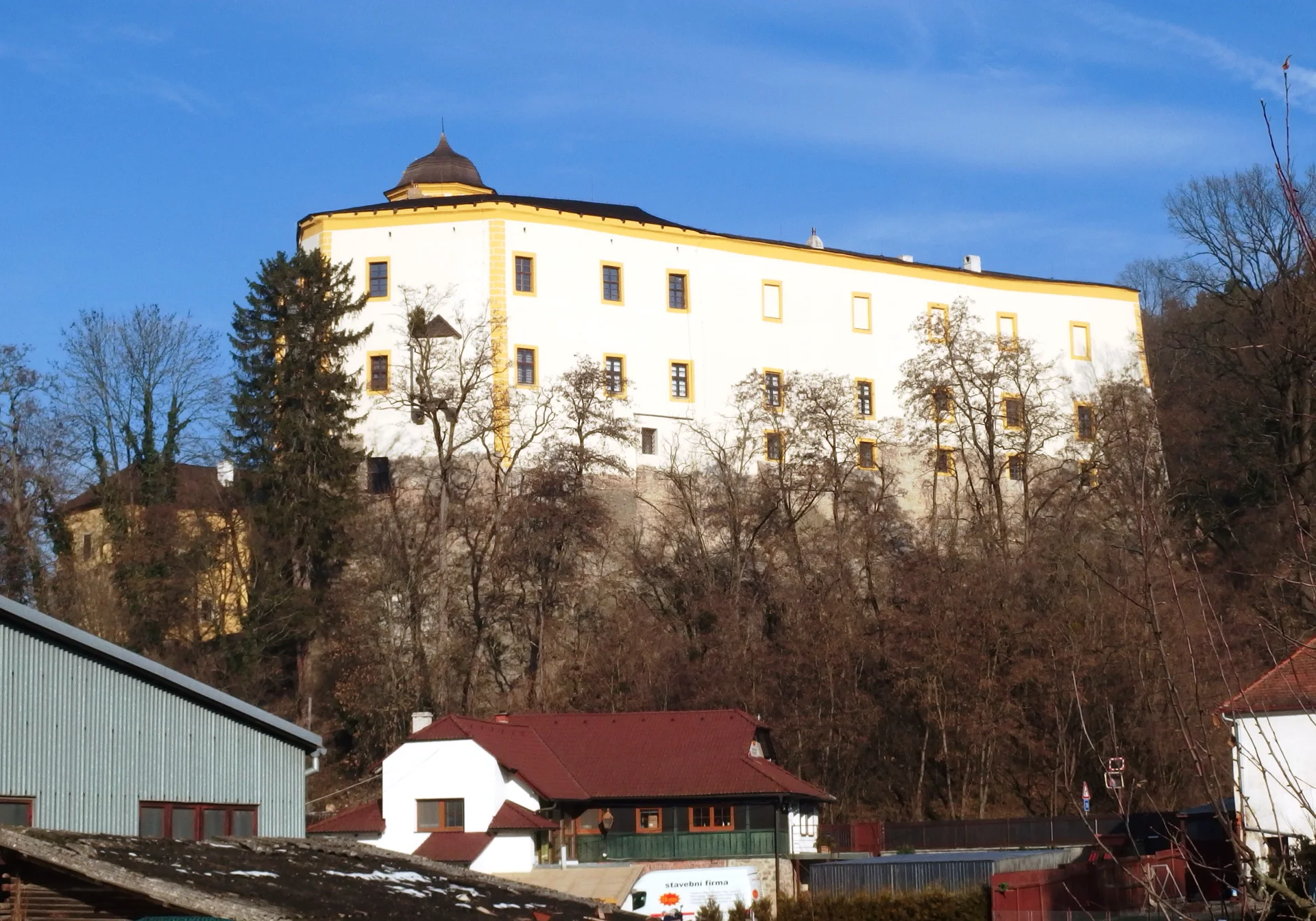 Hrad Malenovice na skalním ostrohu v zimě