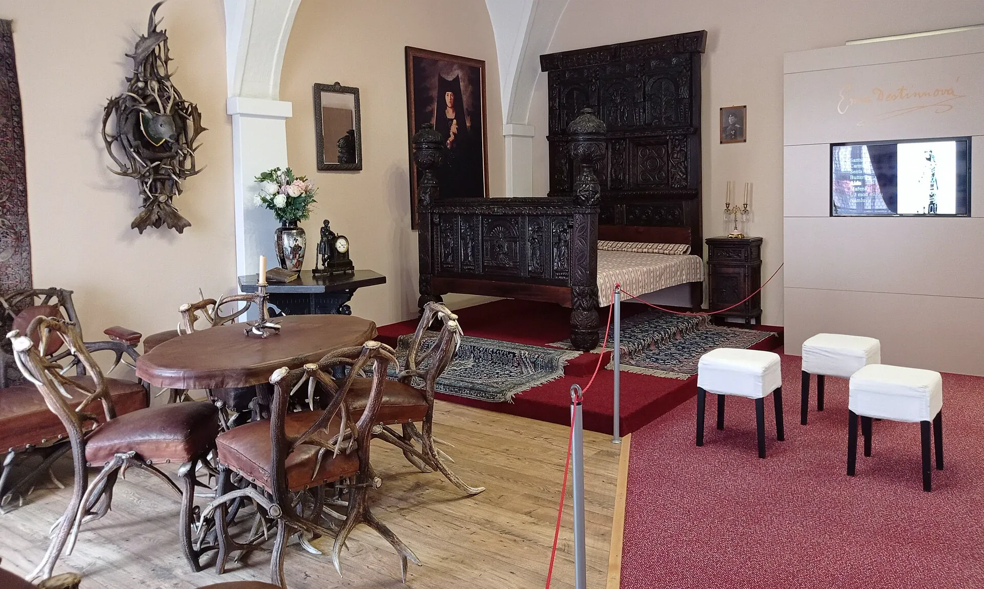 Expozice Emy Destinnové s nábytkem z jeleních paroží