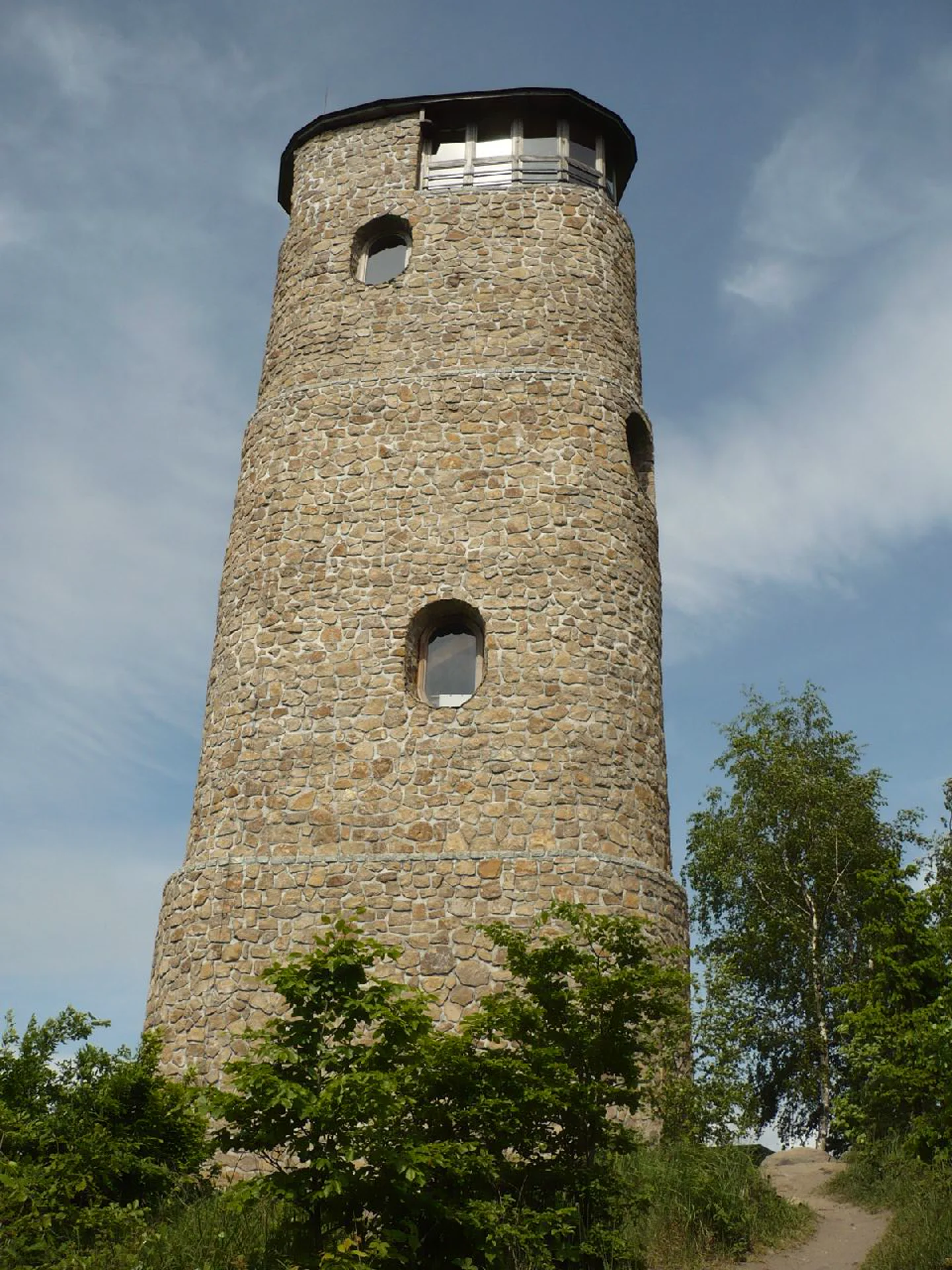 Kamenná rozhledna Brdo v Chřibech, pohled z jihu na válcovou věž nad lesem