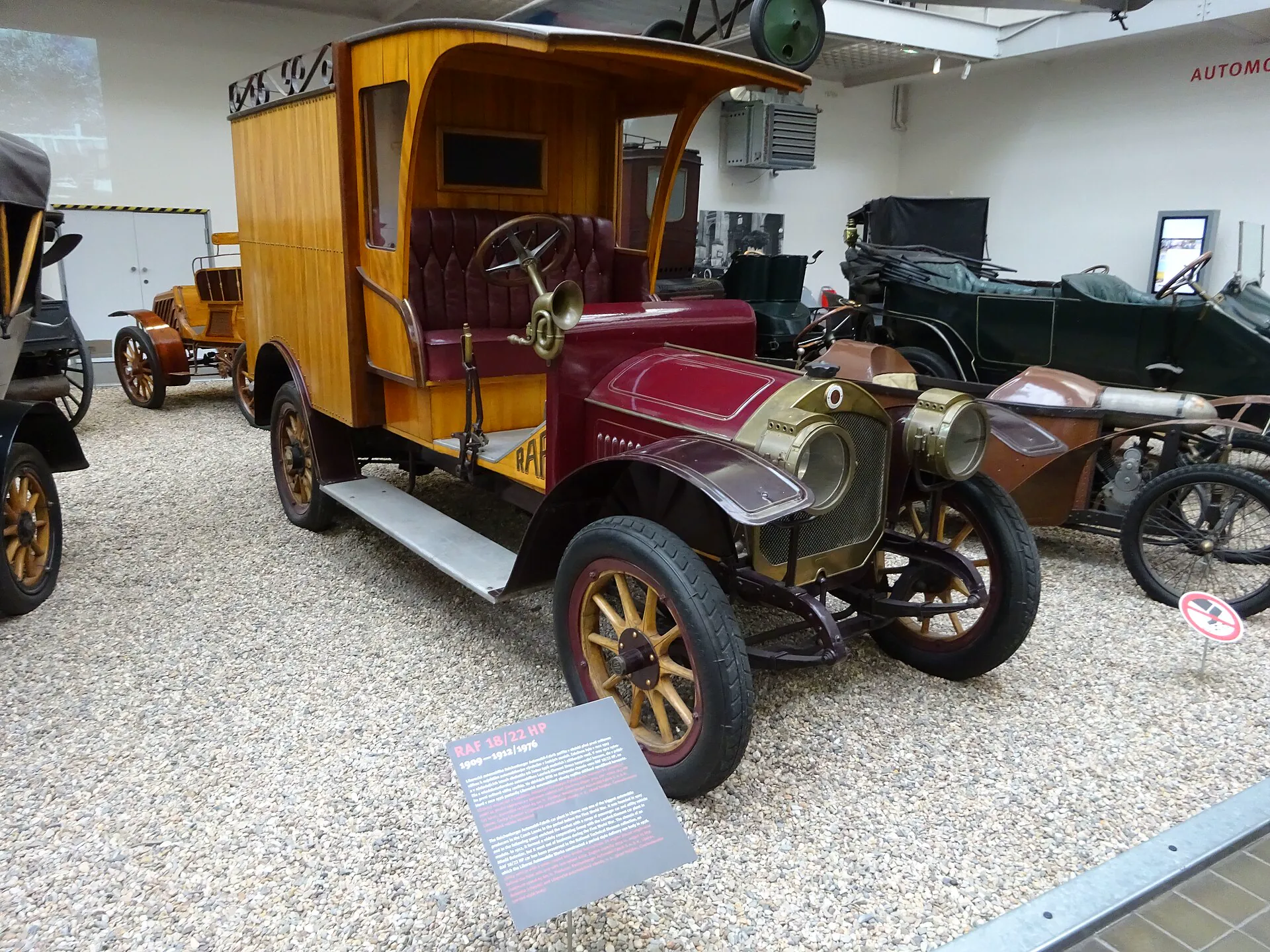 Historický automobil ve sbírce dopravní haly