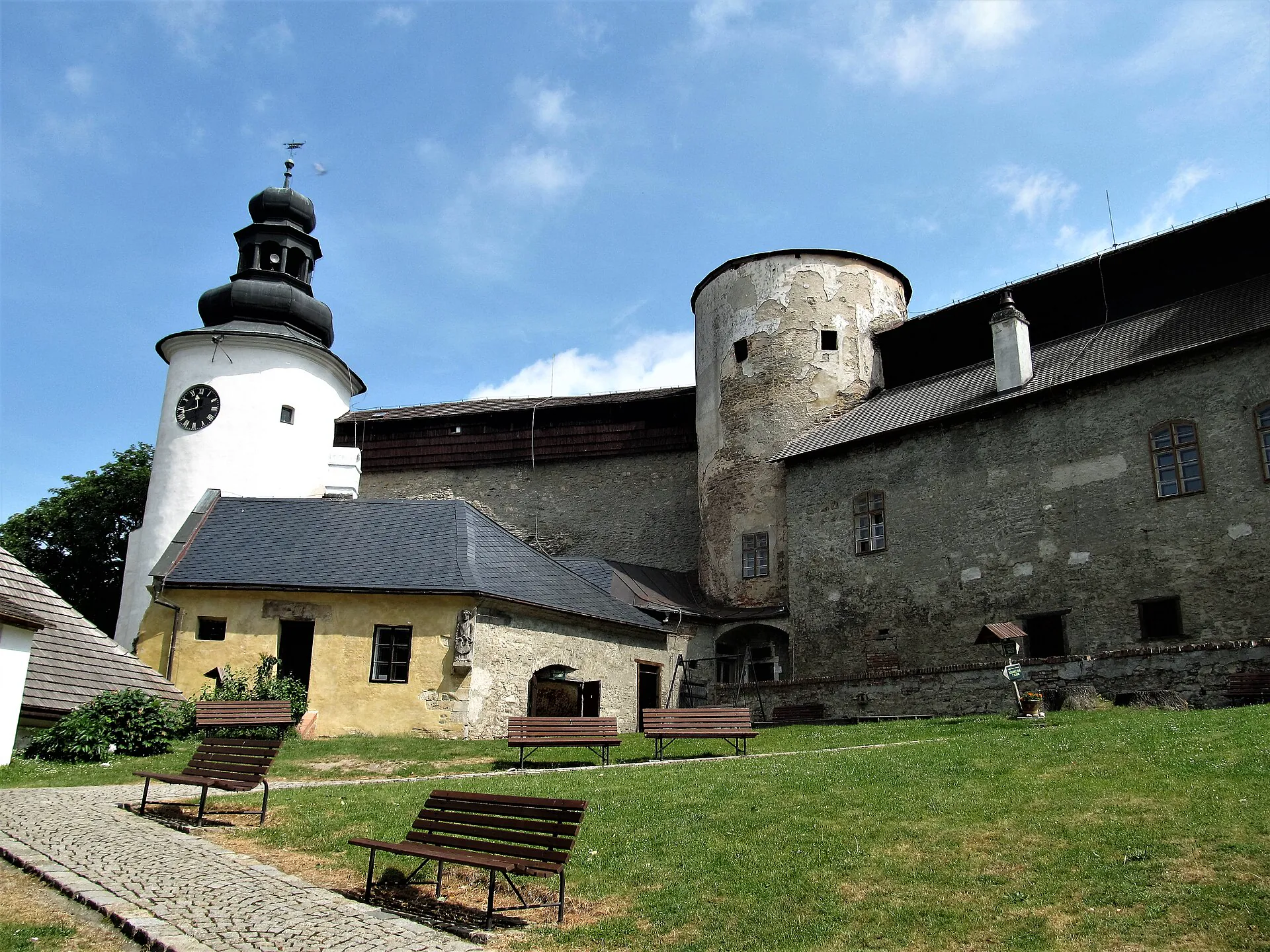 Zámecké nádvoří s hodinovou věží a mohutnou baštou